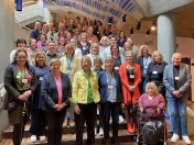 Auf einer Treppe befinden sich ca. 40 Mitglieder:innen des Arbeitskreises der hauptamtlichen Behindertenbeauftragten und Behindertenkoordinator:innen aus NRW.