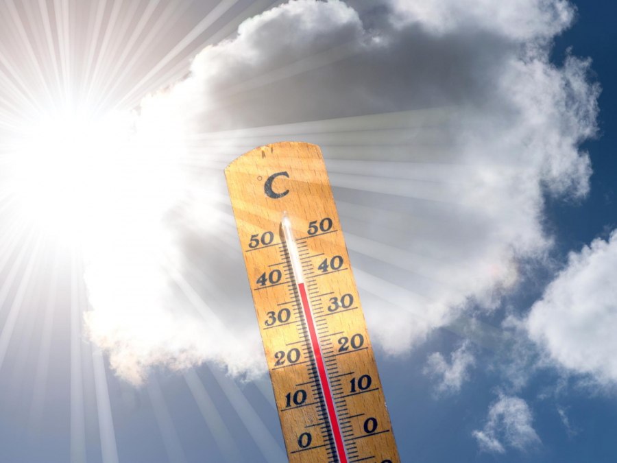 Thermometer mit hoher Temperatur vor Himmel, Sonne, Wolken. Hitzewelle, Temperaturen, Klima, - Canva
