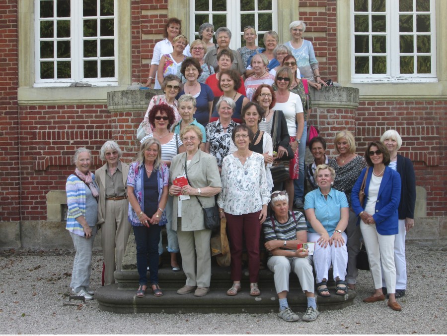Die Teilenhmerinnen der frauenpolitischen Fahrt am Haus Rüschhaus in Münster Gievenbeck, für einige Jahre Wohnsitz der Dichterin Annette von Droste-Hülshoff.