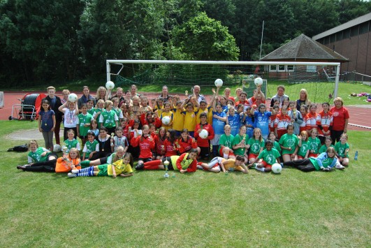 Insgesamt beteiligten sich rund 100 fußballbegeisterte Grundschülerinnen am Saisonabschlussturnier im Rahmen des Projekts Mädchen mittendrin  Mehr Chancen für Mädchen durch Fußball in Nordrhein-Westfalen   