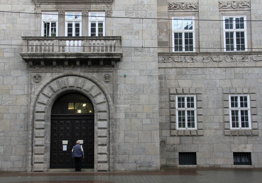 Eingang zum Historischen Rathaus an der Friedrich-Ebert-Straße - Sabine Meier