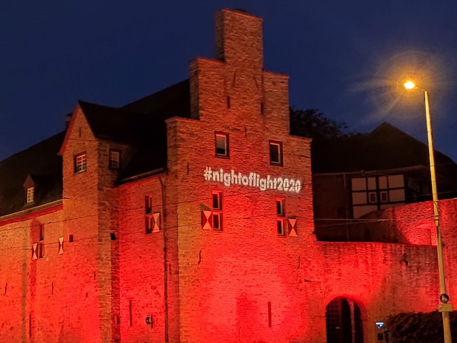 Zeichen zur Rettung der Veranstaltungsbranche: Night of light 2020. In Mülheim und Bundeweit wurden Gebäude mit rotem Licht illuminiert, um auf die dramatische Situation in der Veranstaltungswirtschaft, ausgelöst durch die Corona-Krise, aufmerksam zu machen. Auf dem Bild ist die Vorderseite von Schloß Broich mit rot erleuchtetem Giebel zu sehen. Darauf steht in Leuchtbuchstaben nightoflight2020. - Anna Moczurad/MST