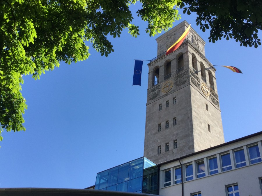 Zum Europatag am 9. Mai ist regelmäßig der Rathausturm beflaggt. - Anke Degner