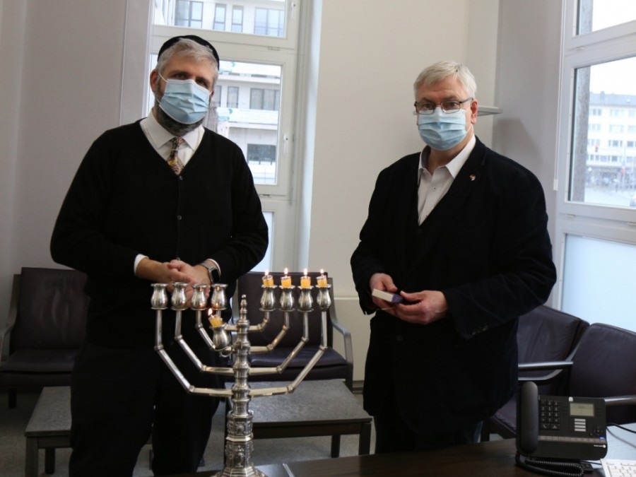 Auf dem Foto sind Rabbiner David Geballe (links) und Bürgermeister Markus Püll abgebildet. Zudem befindet sich auf dem Foto der Chanukkaleuchter im Bürgermeisterzimmer. - Jasmin Kramer