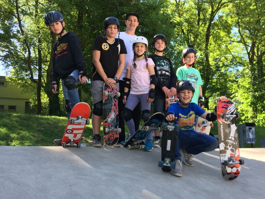 Das Foto zeigt die Teilnehmer/innen des Skateboardkurses. - TrendSport Mülheim