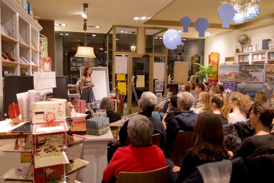 Felicitas Friedrich moderiert den Poetry Slam in der Buchhandlung am Löhberg 4.