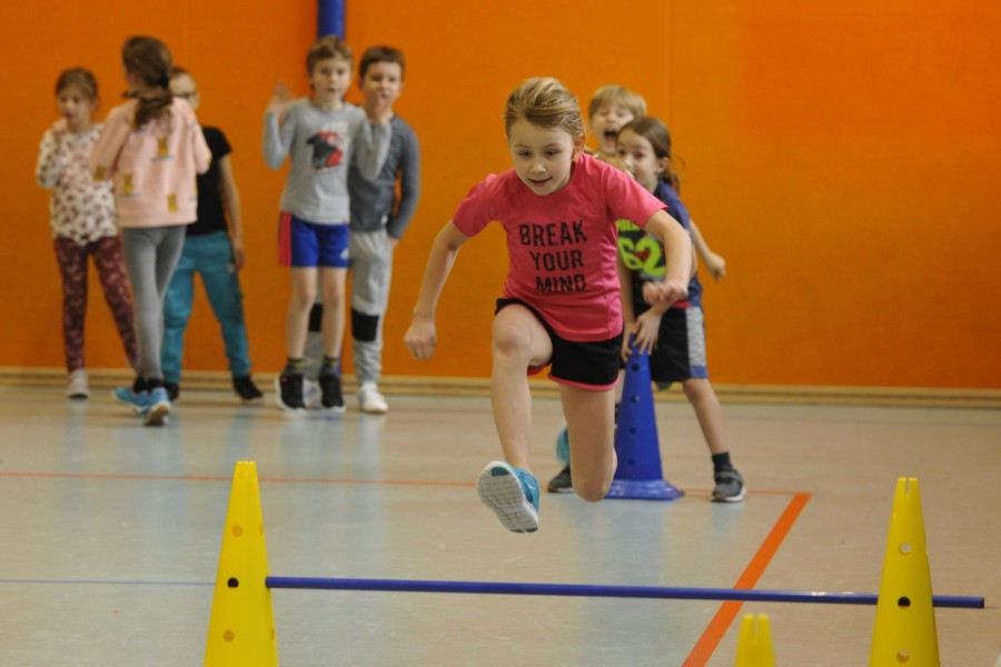 Grundschulkinder erhalten regelmäßiges Lauftraining: Durch das Lauftraining wird auch die Koordination der Kinder geschult. - Claudia Pauli