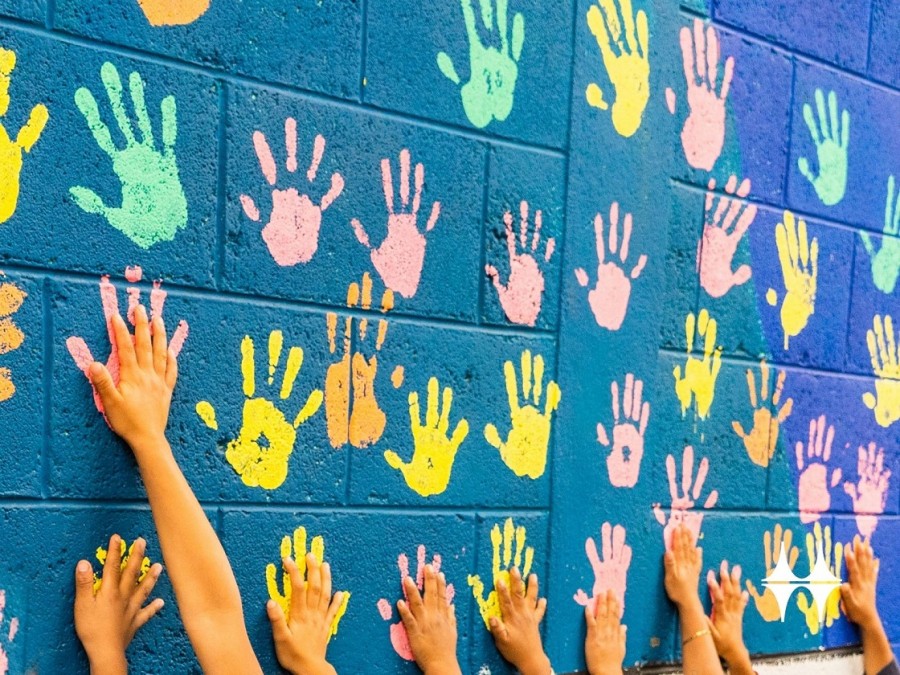 Kinderhände auf bunten Handabdrücken an einer Wand. Online-Fachveranstaltung Kinder stärken schafft Chancen in Mülheim an der Ruhr: Das Geheimnis gesunder Kinder - Canva