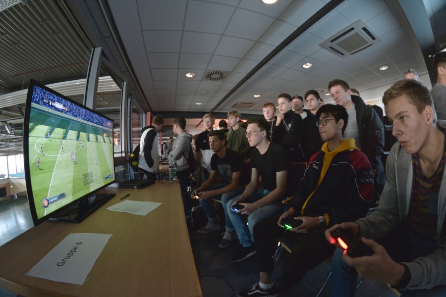 Das Bild zeigt einige Teilnehmer der Mülheimer FIFA 18 Stadtmeisterschaft in der innogy Sporthalle - TrendSport Mülheim