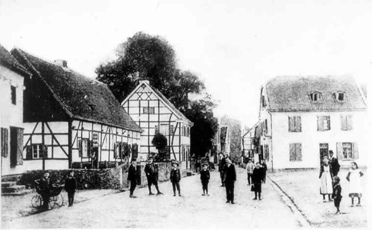 Das Dorf Saarn um 1900 mit Fachwerkgebäuden   