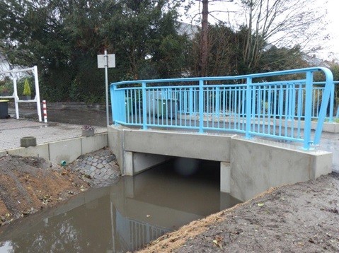 Fertigstellung der Baumaßnahme Brücke Durch die Aue - Nach dem Umbau: das Wasser kann frei fließen, die Begrünung der Ufer fehlt noch - Umweltamt
