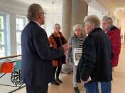 Mitglieder der Initiative Erhalt unserer VHS in der MüGa im Gespräch mit Mülheims Oberbürgermeister Marc Buchholz im Historischen Rathaus vor der Ratssitzung am 25. April 2024.
