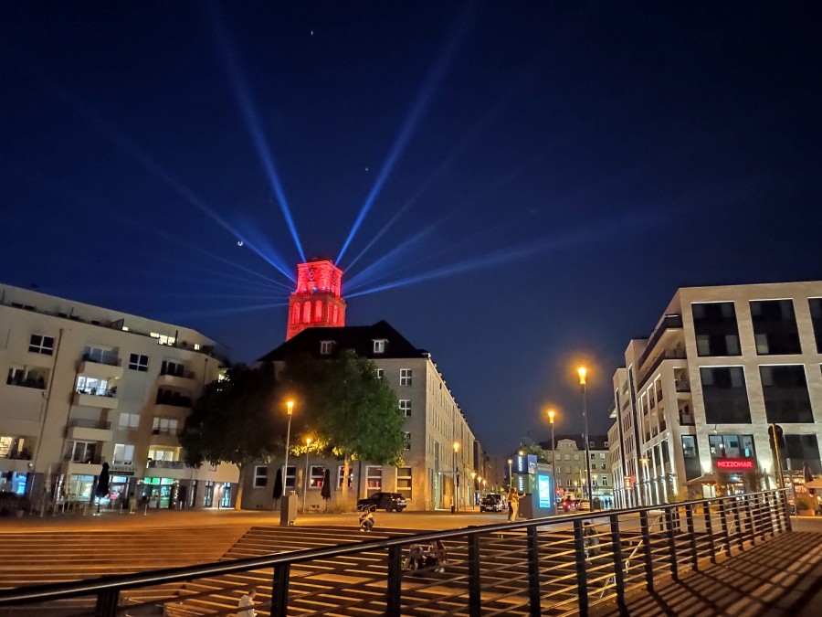 Zeichen zur Rettung der Veranstaltungsbranche: Night of light 2020. In Mülheim und Bundeweit wurden Gebäude mit rotem Licht illuminiert, um auf die dramatische Situation in der Veranstaltungswirtschaft, ausgelöst durch die Corona-Krise, aufmerksam zu machen. Auf dem Bild ist der Rathausturm rot erleuchtet aus Perspektive des Stadthafens zu sehen und strahlt auf die Gebäude in der Umgebung, wie das Historische Rathaus, das StadtQuartier Schloßstraße (SQS) und die Ruhrpromenade. Im Vordergrund die Treppe am Stadthafen. - Anna Moczurad/MST
